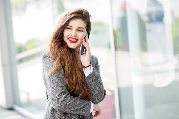 美しい若い女の子は、スマートフォン上で通信します。赤い口紅ファッション、ビジネス、コミュニケーション、ライフスタイルの概念 — ストック写真
