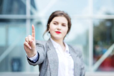 İş kadını metin için yeri işaret etti. İş kavramı, yer tasarrufu, konsept, pazarlama