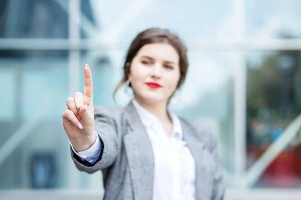 Mujer de negocios señala con el dedo el lugar para el texto. Concepto de negocio, ahorrar espacio, concepto, marketing — Foto de Stock