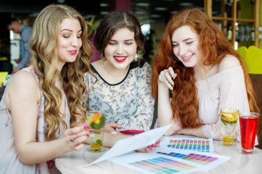 Gülümseyen kızlar bir tez tartışıyorlar. Yaşam tarzı, arkadaşlık, çalışma ve çalışma kavramı.