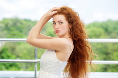 Çok uzun kızıl saçlı güzel bir kadın. Yaşam tarzı kavramı, model, makyaj