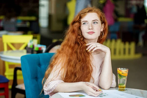 Kızıl saçlı kız projeyi yansıtıyor. Naneli Citrus çayı. Çalışma, iş, eğitim, serbest çalışma, yaşam tarzı kavramı