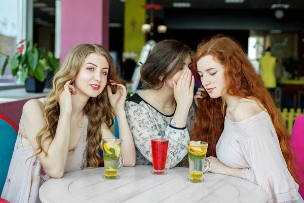 Güzel kız kız arkadaşlarının dedikodularına kulak misafiri oldu. Yaşam tarzı kavramı, dedikodu, yalan, dostluk