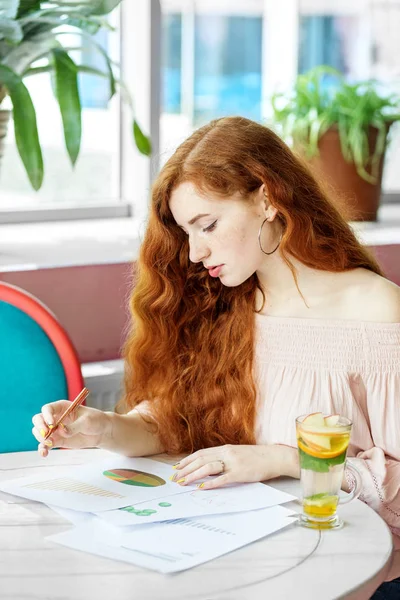 Una mujer seria e inteligente está haciendo un plan financiero. El concepto de trabajo, negocios, educación, freelance, estilo de vida —  Fotos de Stock