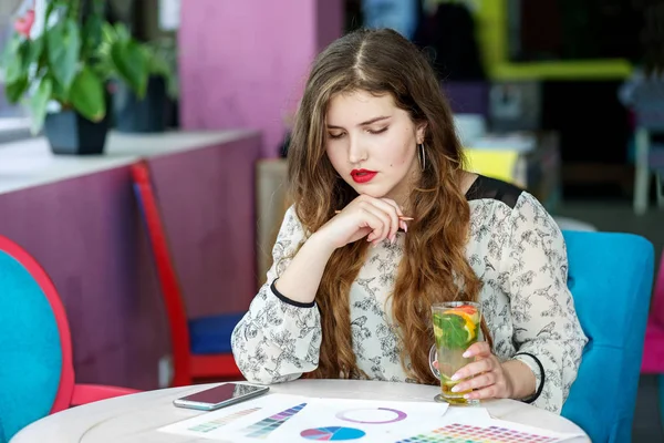 Studentessa seria intelligente pensa al progetto. Tè agli agrumi alla menta. Il concetto di lavoro, affari, istruzione, freelance, stile di vita — Foto Stock