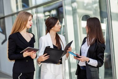 Üç yetişkin ortak planı tartışıyor. İş, pazarlama, finans, iş, planlama ve yaşam tarzı kavramı