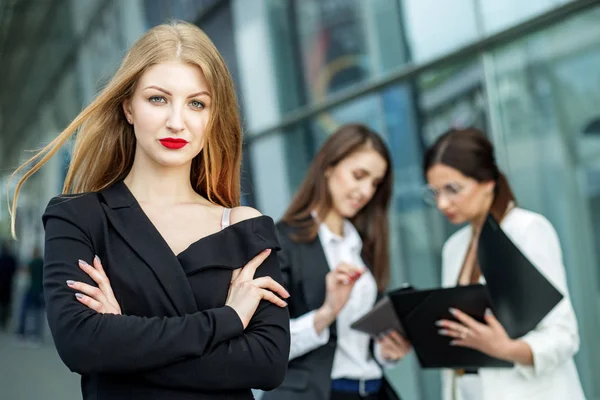 Junge weibliche Chefin. Konzept für Wirtschaft, Marketing, Finanzen, Arbeit, Planung und Lebensstil — Stockfoto