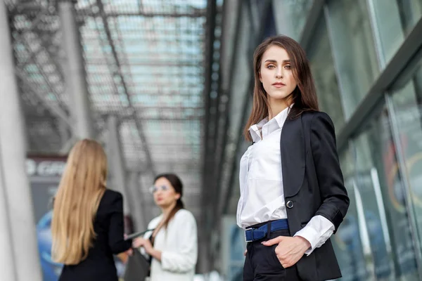 Líder de equipo en traje. Concepto para negocios, marketing, finanzas, trabajo, planificación y estilo de vida . — Foto de Stock