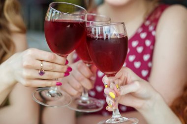 Kırmızı şarap gözlüğü. Partiye kadeh kaldıralım. Alkol kavramı, tatil