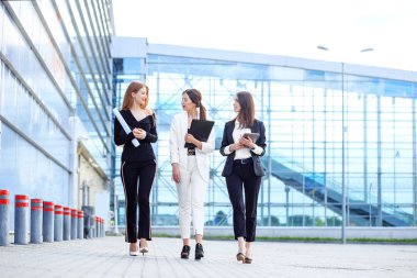 Yönetmen ve iki asistan planları tartışır. İş, patron, robot, takım ve başarı için konsept