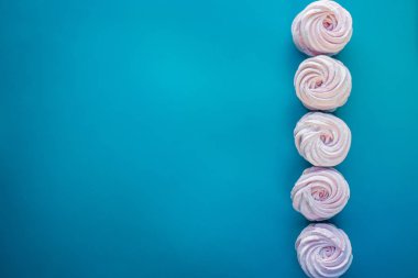 Narin tatlı ahududu Marshmallow. Boşluk Kopyala. Düz yatma
