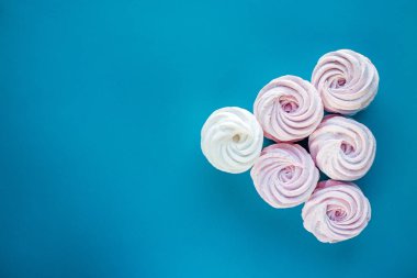Narin tatlı ahududu Marshmallow. Üst görünüm. Gıda ve tatlılar kavramı