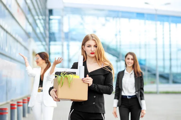 La joven fue despedida de la corporación. El fin de una carrera. Concepto de empresa, desempleo, intercambio de trabajo y despido — Foto de Stock