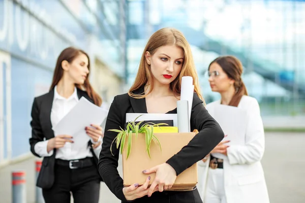 La mujer fue despedida de la corporación. El fin de una carrera. Concepto de empresa, desempleo, intercambio de trabajo y despido — Foto de Stock