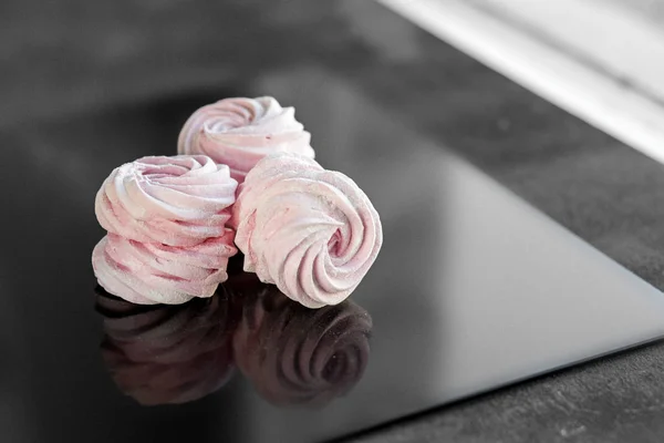 Delicado zephyr rosa dulce. El concepto de comida y dulces . — Foto de Stock
