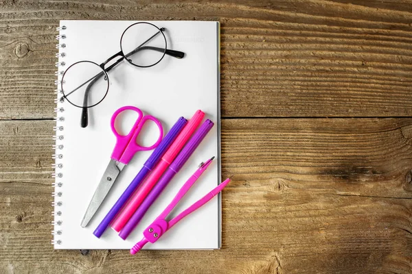 Рожеві ножиці, блокнот і маркери. Поняття школи, творчість, дитинство . — стокове фото