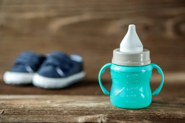 Csecsemő ivó kis babák. A gondozás fogalma, gyermekek, anyaság. — Stock Fotó