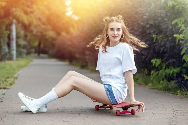 Девочка-подросток катается на скейтборде. Концепция образа жизни, отдыха , — стоковое фото