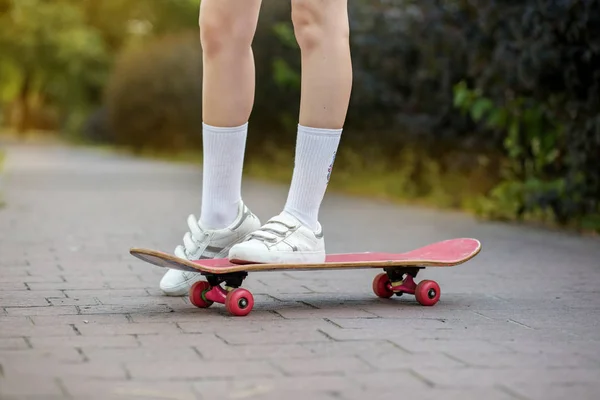 Skateboarding. Η έννοια του τρόπου ζωής, χόμπι αναψυχής — Φωτογραφία Αρχείου