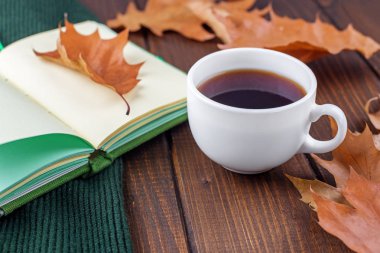 Bir fincan sıcak sert kahve ve bir kitap. Sonbahar kavramı, natürmort, rahatlama