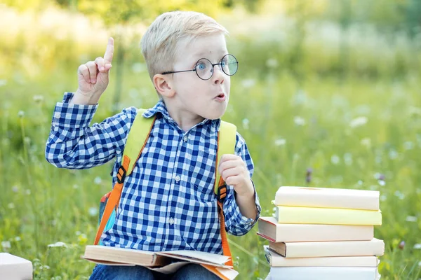 Uma criança engraçada pensa. Isto é uma ideia. O conceito de aprendizagem, escola, mente, estilo de vida e sucesso . — Fotografia de Stock