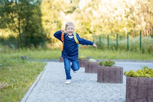 Happy Child springer med en ryggsäck till skolan. Begreppet lärande, skola, sinne, livsstil och framgång. — Stockfoto