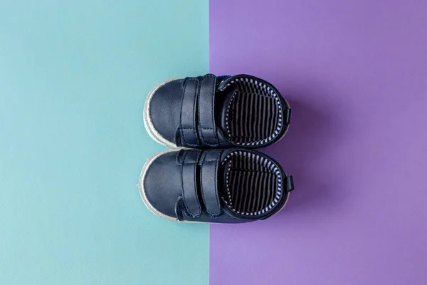 Gyermekek kék cipő a babának. Hely a szöveghez. Megtekintés felülről — Stock Fotó