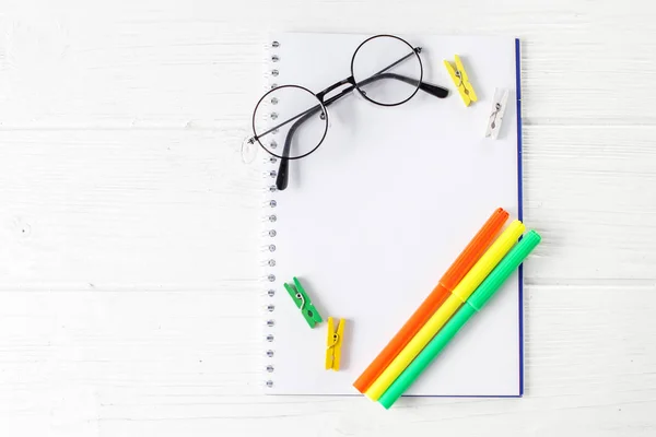 Зелені та жовті маркери, блокнот та окуляри. Поняття школи, творчість, дитинство — стокове фото