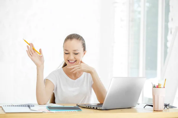 Una mujer feliz y exitosa trabaja en la oficina. Concepto para negocios, trabajo, carrera . — Foto de Stock