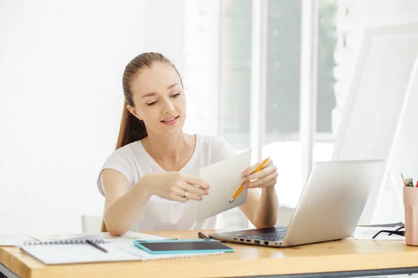 Una joven exitosa trabaja en la oficina. Concepto para negocios, trabajo, carrera . —  Fotos de Stock