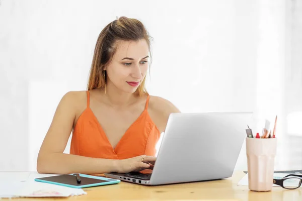 Libera professionista e blogger. Una donna lavora al computer. Concetto di business, lavoro, carriera . — Foto Stock