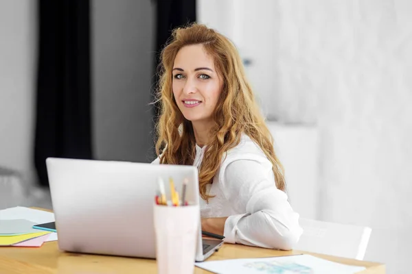 Hermosa mujer trabaja en la computadora. Concepto para negocios, trabajo, carrera . —  Fotos de Stock