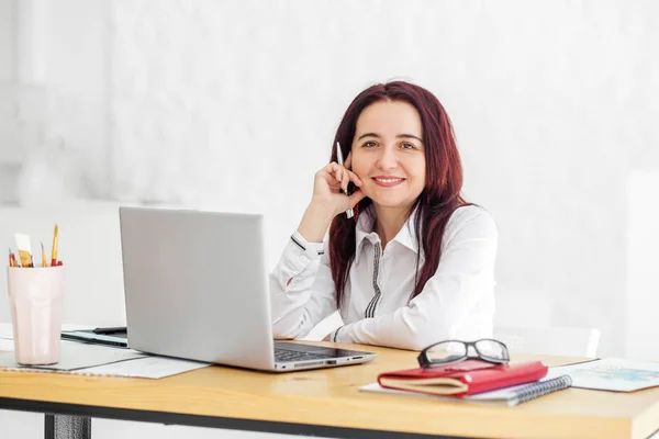 Leende kvinna arbetar på kontoret vid datorn. Koncept för företag, arbete, karriär. — Stockfoto