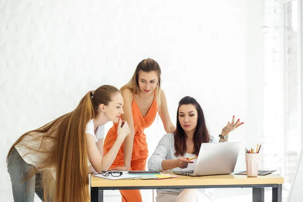 Bir grup kadın ofiste bir çalışma taslağı tartışıyor. Beyin fırtınası. Çalışma kavramı, iş arkadaşları ve sonuç üzerinde çalışma.