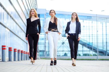 Üç başarılı kadın ofisten ayrıldı. İş kavramı, bo