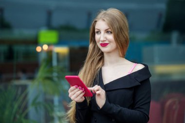 Güzel genç bir kadın e-postayı karıştırıyor. İnternet, teknoloji, iş, iletişim ve yaşam tarzı kavramı