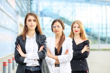 Bir grup insan başarılı bir şekilde çalışıyor. İş dünyası, çalışanlar, ortaklar ve girişimciler için kavram