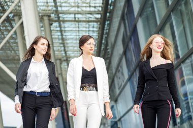 Üç başarılı iş kadını. İş için kavram, patron, iş ve başarı.