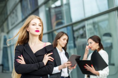 Çok uzun saçlı genç bir kadın. Başarılı bir girişimciydi. İş için kavram, patron, iş ve başarı.