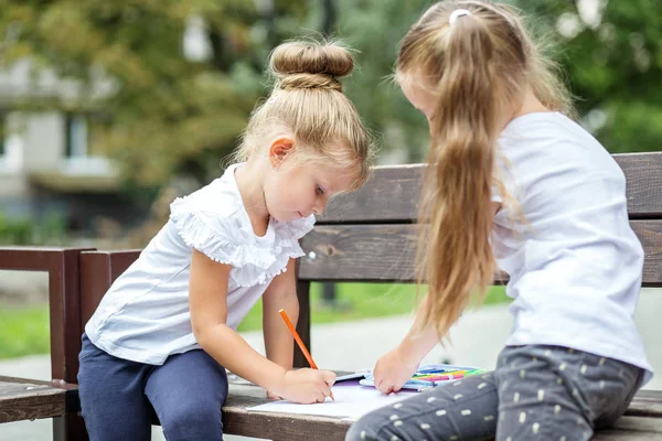 Crianças meninas desenhar e jogar. O conceito de escola, estudo, educação, amizade . — Fotografia de Stock