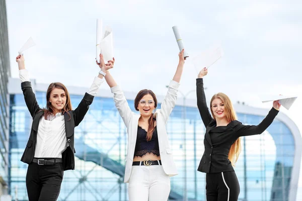Affärskvinnor vann tävlingen. Begreppet företag, anställda, partner och entreprenörer. — Stockfoto