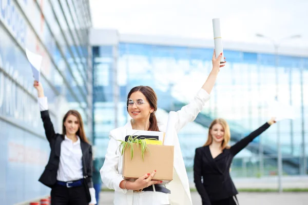 Eine kluge, glückliche Frau wurde in ein Unternehmen geholt. Konzept für Geschäft, Chef, Roboter, Team und Erfolg. — Stockfoto