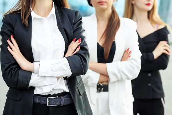 Een team van mensen werkt met succes. Directeur en werknemers. Bedrijfsconcept, medewerkers, partners en ondernemers — Stockfoto