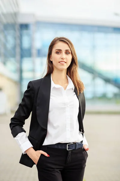 Mujer sonriente con éxito en un traje. Concepto para empresas, empleados, socios y empresarios . — Foto de Stock