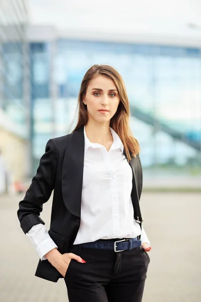 Mujer segura de éxito en un traje. Concepto para empresas, empleados, socios y empresarios . — Foto de Stock
