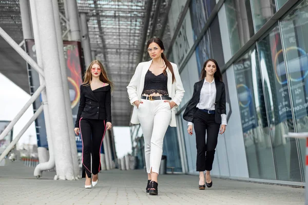 Τρεις επιτυχημένες νεαρές γυναίκες. Έννοια για τις επιχειρήσεις, αφεντικό, την εργασία και την επιτυχία. — Φωτογραφία Αρχείου