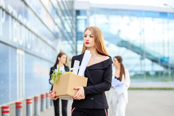 Der Frau wurde gekündigt. Konzept für Unternehmen, Arbeitslosigkeit, Arbeitsmarkt und Entlassung — Stockfoto