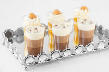 Lezzetli karamel seti, çikolata ve turunçgil tatlısı. Güzel tepsi. Yemek, tatlı ve pasta konsepti, yemek ve restoran..