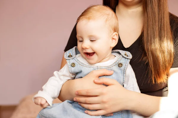 Ett Leende Barn Sitter Sin Mors Armar Skratt Och Glädje — Stockfoto