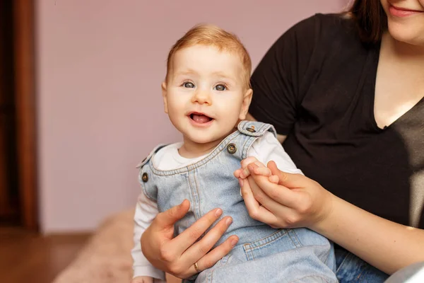 Nevetés Öröm Egy Hat Hónapos Kislány Anya Egy Kisbabát Tart — Stock Fotó